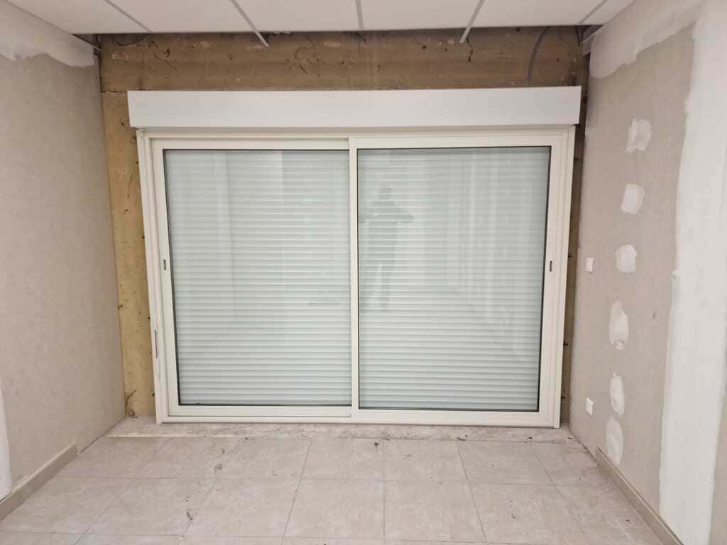 Renovation-chassis-coulissant-2-vantaux-sur-2-rails-fabrique-par-nos-soins-avec-volet-roulant-monobloc.jpg